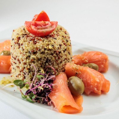 Kinoa sa dimljenim lososom