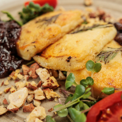 Grilovani Miročki sir sa šljivama i lešnikom