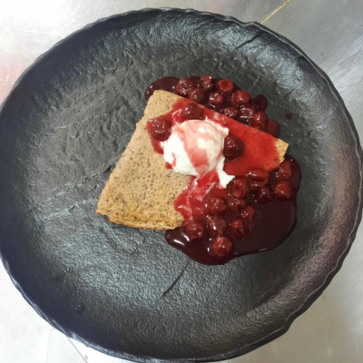 Palačinke sa sladoledom, sosom od višanja i nutelom