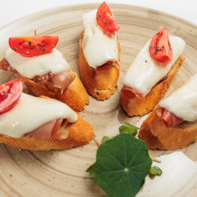 Brusketi sa goveđim ramstekom, mozzarellom i cherry paradajzom